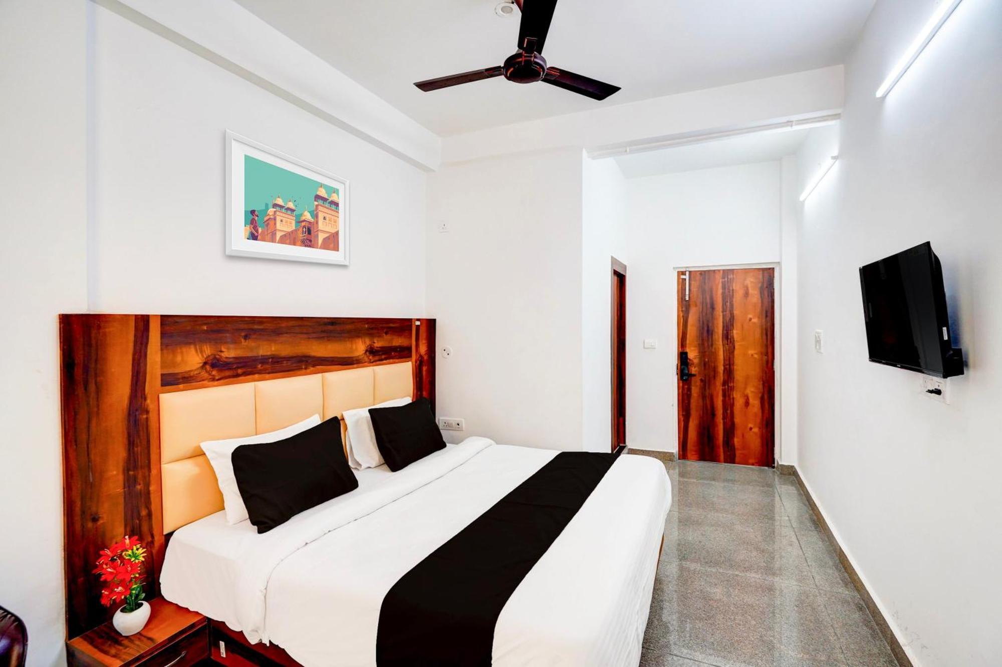 Hotel Collection O Apple Tree Noida Exterior foto